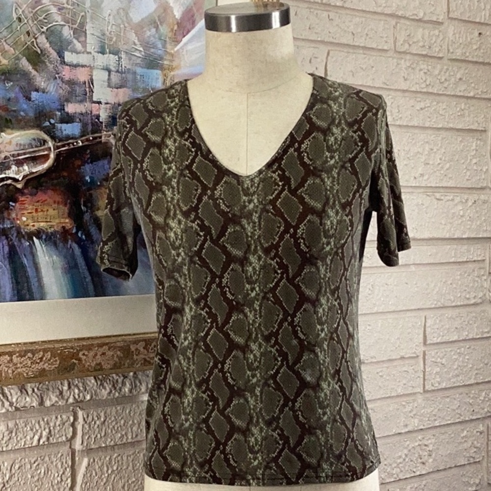 🌹Scene 1 Python Print Slinky Knit V-Neck T Top
